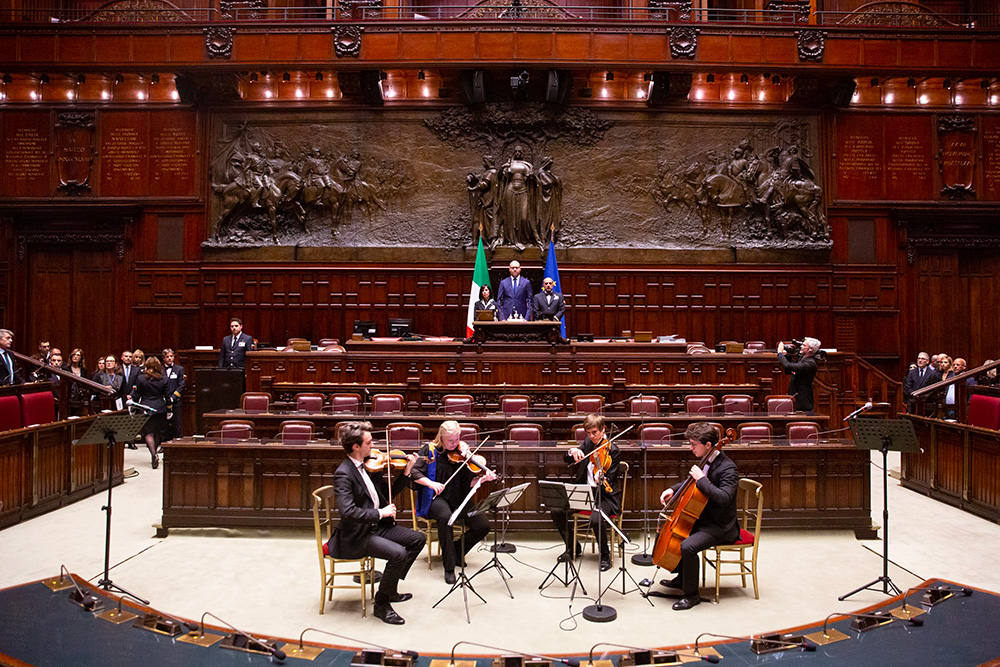 Il Presidente Fontana e l'orchestra nell'Aula di Montecitorio
